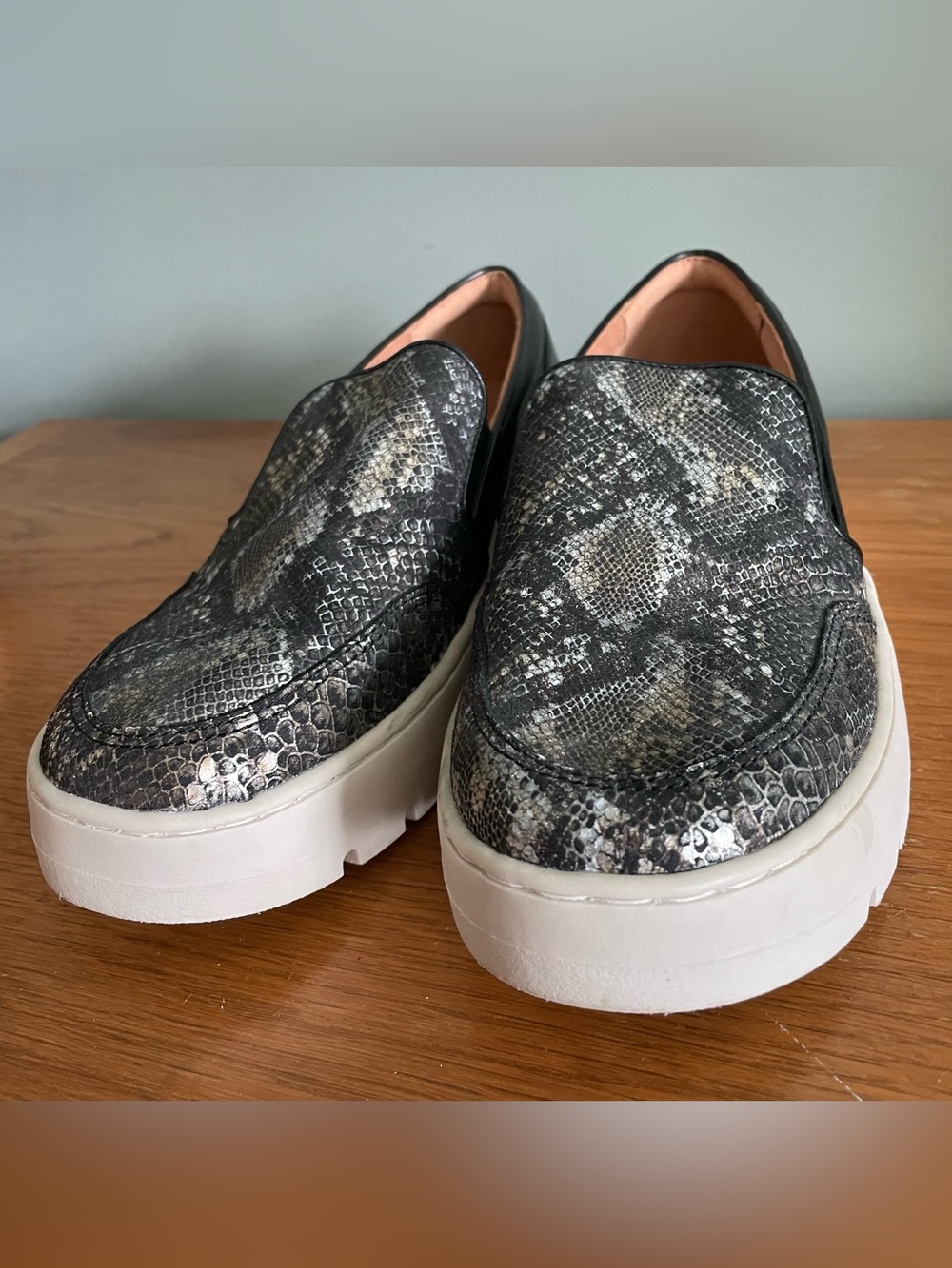 Vionic Dinora Leather Slip On Sneakers Shoes Womens Size 7 Snakeskin Comfort